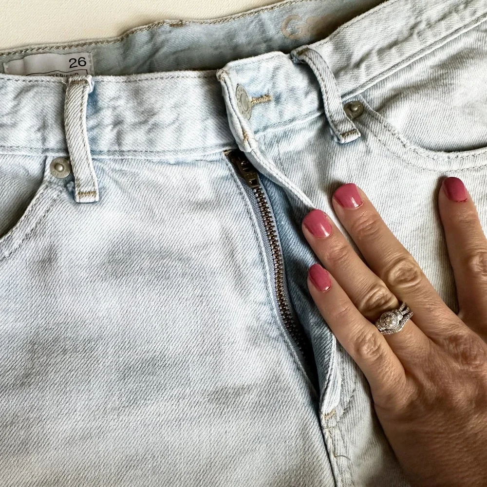 Gap “Sexy Boyfriend” Cutoff Mid Rise Light Wash Jean Shorts (size 26) - Picture 6 of 6